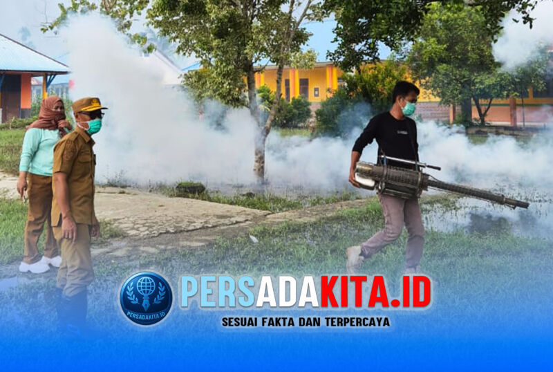 Kadis Kesehatan Konawe, Yones, SE., MM (berdiri di tengah) mengawasi langsung tim Dinas Kesehatan melakukan foging di SMP Negeri 2 Wawotobi, Desa Analahumbuti, akibat ribuan nyamuk pasca banjir yang mengganggu proses belajar siswa, Selasa (12/5/2026).