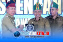Momen gemilang di ruang Musrenbang Provinsi Sultra. Bupati Konawe, H. Yusran Akbar, S.T. (berdiri di podium), menerima piagam penghargaan Peringkat 2 Aksi Konvergensi Penurunan Stunting 2026 dari Gubernur Sultra, Mayjen TNI (Purn) Andi Sumangerukka. Senyum haru dan bangga terpancar mewakili ratusan ribu warga Konawe, Senin (5/5/2026).