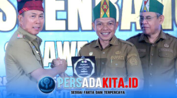 Momen gemilang di ruang Musrenbang Provinsi Sultra. Bupati Konawe, H. Yusran Akbar, S.T. (berdiri di podium), menerima piagam penghargaan Peringkat 2 Aksi Konvergensi Penurunan Stunting 2026 dari Gubernur Sultra, Mayjen TNI (Purn) Andi Sumangerukka. Senyum haru dan bangga terpancar mewakili ratusan ribu warga Konawe, Senin (5/5/2026).