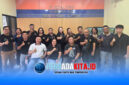Plt Ketua PWI Minut Deibby Malongkade (tengah) saat foto bersama usai memimpin langsung rapat konsolidasi PWI Minut, Selasa (26/5/2026). Ia menegaskan komitmennya membawa organisasi berlambang pena emas ini berjalan lurus sesuai marwah kewartawanan.