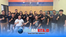 Plt Ketua PWI Minut Deibby Malongkade (tengah) saat foto bersama usai memimpin langsung rapat konsolidasi PWI Minut, Selasa (26/5/2026). Ia menegaskan komitmennya membawa organisasi berlambang pena emas ini berjalan lurus sesuai marwah kewartawanan.