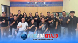 Plt Ketua PWI Minut Deibby Malongkade (tengah) saat foto bersama usai memimpin langsung rapat konsolidasi PWI Minut, Selasa (26/5/2026). Ia menegaskan komitmennya membawa organisasi berlambang pena emas ini berjalan lurus sesuai marwah kewartawanan.