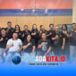 Plt Ketua PWI Minut Deibby Malongkade (tengah) saat foto bersama usai memimpin langsung rapat konsolidasi PWI Minut, Selasa (26/5/2026). Ia menegaskan komitmennya membawa organisasi berlambang pena emas ini berjalan lurus sesuai marwah kewartawanan.