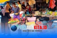 Pedagang dan pembeli menawar harga di Pasar Asinua, Kecamatan Unaaha, Kabupaten Konawe, Senin (18/5/2026).