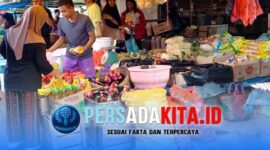 Pedagang dan pembeli menawar harga di Pasar Asinua, Kecamatan Unaaha, Kabupaten Konawe, Senin (18/5/2026).