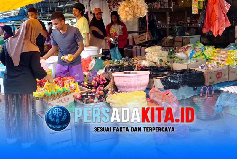 Pedagang dan pembeli menawar harga di Pasar Asinua, Kecamatan Unaaha, Kabupaten Konawe, Senin (18/5/2026).