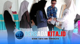 Petugas Dinas Kependudukan dan Pencatatan Sipil (Disdukcapil) Kabupaten Konawe sedang melayani perekaman KTP bagi warga dan lansia di salah satu desa terpencil. Program 