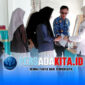 Petugas Dinas Kependudukan dan Pencatatan Sipil (Disdukcapil) Kabupaten Konawe sedang melayani perekaman KTP bagi warga dan lansia di salah satu desa terpencil. Program 