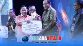 Menteri Dalam Negeri Muhammad Tito Karnavian menyerahkan penghargaan kepada Gubernur Provinsi Gorontalo sebagai Terbaik I Kategori Pengendalian Inflasi pada acara malam penganugerahan Apresiasi Pemda Berprestasi Regional Sulawesi 2026 di Hotel Claro Kendari. 