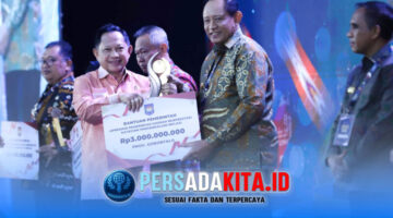 Menteri Dalam Negeri Muhammad Tito Karnavian menyerahkan penghargaan kepada Gubernur Provinsi Gorontalo sebagai Terbaik I Kategori Pengendalian Inflasi pada acara malam penganugerahan Apresiasi Pemda Berprestasi Regional Sulawesi 2026 di Hotel Claro Kendari. 