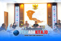 Suasana rapat persiapan Rakordes Nasional di Ruang Rapat Bupati Konawe. Wakil Bupati Konawe, H. Syamsul Ibrahim (kanan), didampingi Sekda Ferdinand (kiri), memimpin jalannya rapat yang dihadiri perwakilan Kementerian Dalam Negeri dan seluruh OPD, Kamis (30/4/2026).