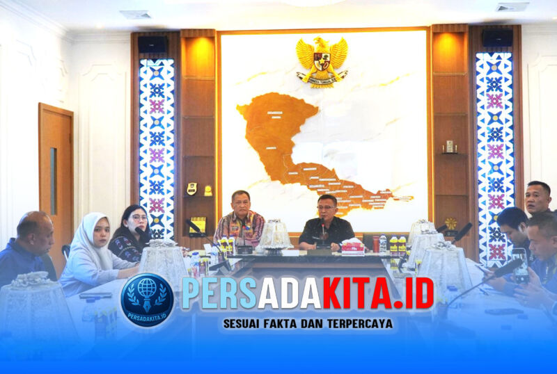 Suasana rapat persiapan Rakordes Nasional di Ruang Rapat Bupati Konawe. Wakil Bupati Konawe, H. Syamsul Ibrahim (kanan), didampingi Sekda Ferdinand (kiri), memimpin jalannya rapat yang dihadiri perwakilan Kementerian Dalam Negeri dan seluruh OPD, Kamis (30/4/2026).