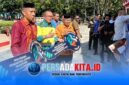 Momen bersejarah di Konawe. Didik Fotunadi (Kepala Teknik Tambang PT SCM) menyerahkan simbolis bantuan pembangunan Rumah Dinas Guru dan Ruang Komputer kepada perwakilan SDN Wiwirano Atas dan SDN Lalomerui. Disaksikan langsung oleh Bupati Konawe, momen ini menjadi simbol sinergi tambang dan pendidikan.