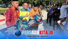 Momen bersejarah di Konawe. Didik Fotunadi (Kepala Teknik Tambang PT SCM) menyerahkan simbolis bantuan pembangunan Rumah Dinas Guru dan Ruang Komputer kepada perwakilan SDN Wiwirano Atas dan SDN Lalomerui. Disaksikan langsung oleh Bupati Konawe, momen ini menjadi simbol sinergi tambang dan pendidikan.