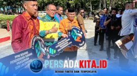 Momen bersejarah di Konawe. Didik Fotunadi (Kepala Teknik Tambang PT SCM) menyerahkan simbolis bantuan pembangunan Rumah Dinas Guru dan Ruang Komputer kepada perwakilan SDN Wiwirano Atas dan SDN Lalomerui. Disaksikan langsung oleh Bupati Konawe, momen ini menjadi simbol sinergi tambang dan pendidikan.