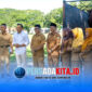 Bupati Konawe Yusran Akbar (berkemeja putih) usai menyerahkan secara simbolis sapi kurban bantuan Presiden Prabowo Subianto kepada perwakilan Desa Tabanggele di halaman Kantor Bupati Konawe, Selasa (26/5/2026).