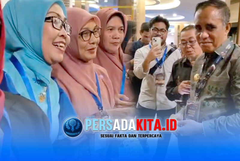 Gubernur Sulawesi Tengah, Dr. H. Anwar Hafid, M.Si (kanan), tengah menggigit potongan Krispi Bagea produksi UMKM Konawe dengan ekspresi antusias di Ballroom Hotel Claro Kendari, Jumat (29/5/2026). Di sampingnya, sejumlah pejabat daerah tampak penasaran menanti giliran mencicipi.