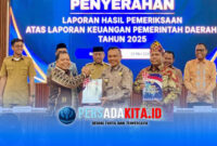 Momen penuh perhatian saat Bupati Konawe, H. Yusran Akbar, ST (tengah) didampingi Ketua DPRD Konawe, I Made Asmaya SPd MM, menerima LHP LKPD 2025 dari Kepala BPK Perwakilan Sultra, dengan ekspresi optimistis mewakili rakyat Konawe di Kantor BPK Perwakilan Sultra, Senin (25/5/2026).