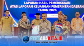 Momen penuh perhatian saat Bupati Konawe, H. Yusran Akbar, ST (tengah) didampingi Ketua DPRD Konawe, I Made Asmaya SPd MM, menerima LHP LKPD 2025 dari Kepala BPK Perwakilan Sultra, dengan ekspresi optimistis mewakili rakyat Konawe di Kantor BPK Perwakilan Sultra, Senin (25/5/2026).