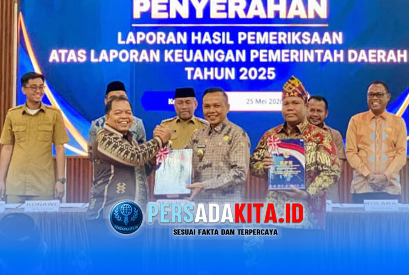 Momen penuh perhatian saat Bupati Konawe, H. Yusran Akbar, ST (tengah) didampingi Ketua DPRD Konawe, I Made Asmaya SPd MM, menerima LHP LKPD 2025 dari Kepala BPK Perwakilan Sultra, dengan ekspresi optimistis mewakili rakyat Konawe di Kantor BPK Perwakilan Sultra, Senin (25/5/2026).