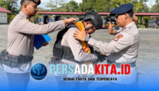 Wakapolda Sultra Brigjen Pol. Dr. Gidion Arif Setyawan, S.I.K., S.H., M.Hum (kanan) memimpin upacara penyambutan 1 SSK personel Brimob Polda Sultra di Mako Brimob Kendari, Jumat (15/5/2026).