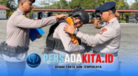 Wakapolda Sultra Brigjen Pol. Dr. Gidion Arif Setyawan, S.I.K., S.H., M.Hum (kanan)  memimpin upacara penyambutan 1 SSK personel Brimob Polda Sultra di Mako Brimob Kendari, Jumat (15/5/2026).
