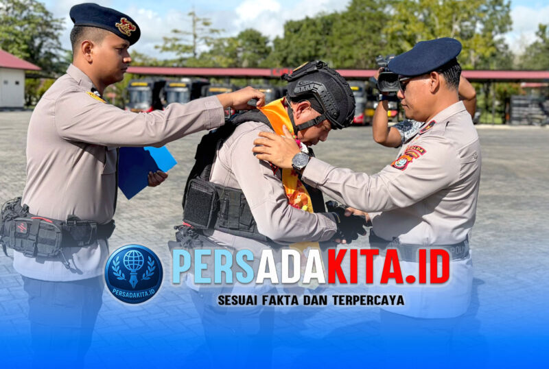 Wakapolda Sultra Brigjen Pol. Dr. Gidion Arif Setyawan, S.I.K., S.H., M.Hum (kanan)  memimpin upacara penyambutan 1 SSK personel Brimob Polda Sultra di Mako Brimob Kendari, Jumat (15/5/2026).
