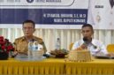 Wakil Bupati Konawe, H. Syamsul Ibrahim, SE, M.Si, didampingi Ketua PWI Sulawesi Tenggara, Sarjono, S.Sos, M.AP saat memberikan konferensi pers di sela acara Uji Kompetensi Wartawan PWI Konawe di Hotel Nugraha, Unaaha, Senin (4/5/2026). Ia mengumumkan perubahan jadwal MTQ XXXI Sultra menjadi 20 Juni 2026. (Foto: PERSADA KITA.ID)