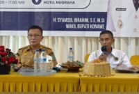 Wakil Bupati Konawe, H. Syamsul Ibrahim, SE, M.Si, didampingi Ketua PWI Sulawesi Tenggara, Sarjono, S.Sos, M.AP saat memberikan konferensi pers di sela acara Uji Kompetensi Wartawan PWI Konawe di Hotel Nugraha, Unaaha, Senin (4/5/2026). Ia mengumumkan perubahan jadwal MTQ XXXI Sultra menjadi 20 Juni 2026. (Foto: PERSADA KITA.ID)