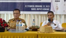 Wakil Bupati Konawe, H. Syamsul Ibrahim, SE, M.Si, didampingi Ketua PWI Sulawesi Tenggara, Sarjono, S.Sos, M.AP saat memberikan konferensi pers di sela acara Uji Kompetensi Wartawan PWI Konawe di Hotel Nugraha, Unaaha, Senin (4/5/2026). Ia mengumumkan perubahan jadwal MTQ XXXI Sultra menjadi 20 Juni 2026. (Foto: PERSADA KITA.ID)