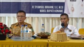 Wakil Bupati Konawe, H. Syamsul Ibrahim, SE, M.Si, didampingi Ketua PWI Sulawesi Tenggara, Sarjono, S.Sos, M.AP saat memberikan konferensi pers di sela acara Uji Kompetensi Wartawan PWI Konawe di Hotel Nugraha, Unaaha, Senin (4/5/2026). Ia mengumumkan perubahan jadwal MTQ XXXI Sultra menjadi 20 Juni 2026. (Foto: PERSADA KITA.ID)