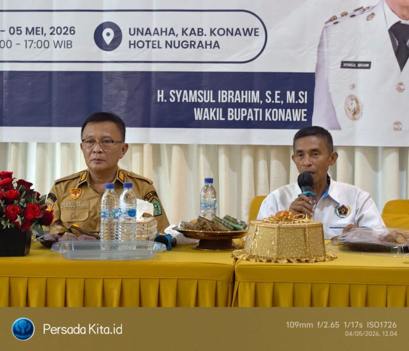 Wakil Bupati Konawe, H. Syamsul Ibrahim, SE, M.Si, didampingi Ketua PWI Sulawesi Tenggara, Sarjono, S.Sos, M.AP saat memberikan konferensi pers di sela acara Uji Kompetensi Wartawan PWI Konawe di Hotel Nugraha, Unaaha, Senin (4/5/2026). Ia mengumumkan perubahan jadwal MTQ XXXI Sultra menjadi 20 Juni 2026. (Foto: PERSADA KITA.ID)