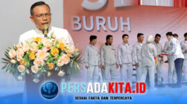 Bupati Konawe, Yusran Akbar, ST saat memberikan sambutan dalam perayaan Hari Buruh Internasional di PT OSS Morosi, Jumat (1/5/2026). Acara berlangsung dalam suasana kebersamaan dengan ratusan karyawan.