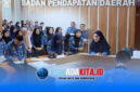 Plt Kepala Bapenda Kabupaten Konawe, Andi Tendri Rawe Lasandara, memberikan arahan kepada seluruh jajaran pegawai dalam upaya mengejar target PAD yang tertinggal, Rabu (17/6/2026). Foto menunjukkan suasana rapat koordinasi di kantor Bapenda Konawe.