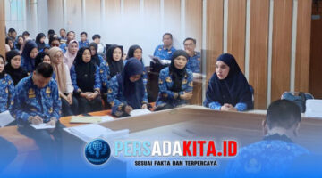 Plt Kepala Bapenda Kabupaten Konawe, Andi Tendri Rawe Lasandara, memberikan arahan kepada seluruh jajaran pegawai dalam upaya mengejar target PAD yang tertinggal, Rabu (17/6/2026). Foto menunjukkan suasana rapat koordinasi di kantor Bapenda Konawe.