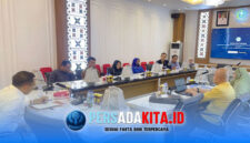 Bupati Konawe H Yusran Akbar ST (kiri) didampingi Kepala BKPSDM Suparjo (kanan) saat memimpin asesmen 9 ASN. Ia menegaskan mencari sosok berani dan inovatif yang memiliki talenta di Bapenda.