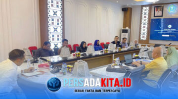Bupati Konawe H Yusran Akbar ST (kiri) didampingi Kepala BKPSDM Suparjo (kanan) saat memimpin asesmen 9 ASN. Ia menegaskan mencari sosok berani dan inovatif yang memiliki talenta di Bapenda.