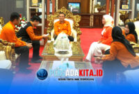 Petugas BPS Kabupaten Konawe sedang mewawancarai Bupati Konawe Yusran Akbar dan istri Hj. Hania sebagai responden pertama Sensus Ekonomi 2026 di Ruang Kerja Bupati, Senin (15/6/2026).