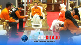 Petugas BPS Kabupaten Konawe sedang mewawancarai Bupati Konawe Yusran Akbar dan istri Hj. Hania sebagai responden pertama Sensus Ekonomi 2026 di Ruang Kerja Bupati, Senin (15/6/2026).