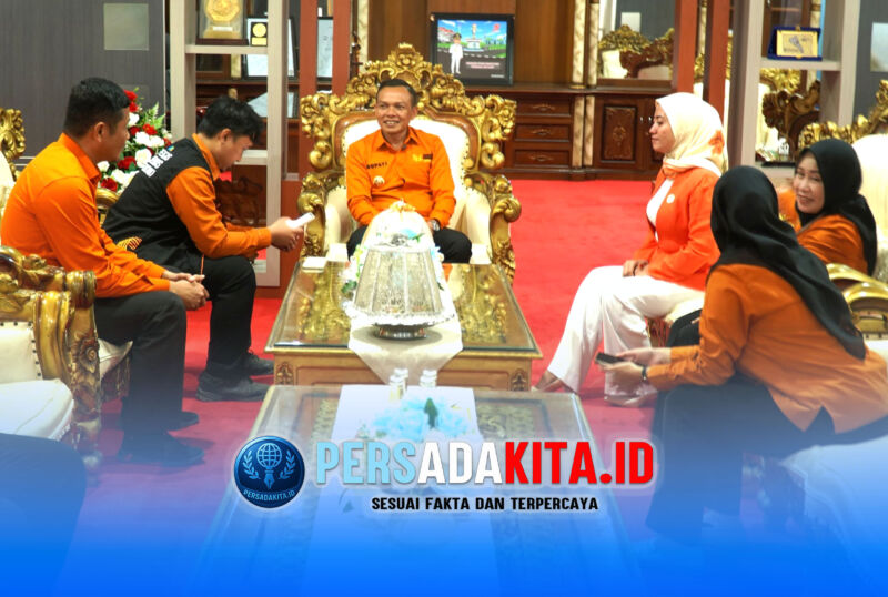 Petugas BPS Kabupaten Konawe sedang mewawancarai Bupati Konawe Yusran Akbar dan istri Hj. Hania sebagai responden pertama Sensus Ekonomi 2026 di Ruang Kerja Bupati, Senin (15/6/2026).