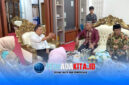 Suasana serius namun hangat dalam pertemuan eksklusif antara rombongan DPRD Kota Bau-Bau dan Bupati Konawe, Yusran Akbar (kiri), di ruang utama Pemkab Konawe, Jumat (12/6/2026). Keduanya sepakat mengerek kerja sama suplai beras sebagai upaya cegah inflasi.