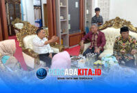 Suasana serius namun hangat dalam pertemuan eksklusif antara rombongan DPRD Kota Bau-Bau dan Bupati Konawe, Yusran Akbar (kiri), di ruang utama Pemkab Konawe, Jumat (12/6/2026). Keduanya sepakat mengerek kerja sama suplai beras sebagai upaya cegah inflasi.