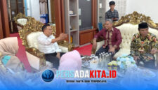 Suasana serius namun hangat dalam pertemuan eksklusif antara rombongan DPRD Kota Bau-Bau dan Bupati Konawe, Yusran Akbar (kiri), di ruang utama Pemkab Konawe, Jumat (12/6/2026). Keduanya sepakat mengerek kerja sama suplai beras sebagai upaya cegah inflasi.