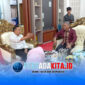 Suasana serius namun hangat dalam pertemuan eksklusif antara rombongan DPRD Kota Bau-Bau dan Bupati Konawe, Yusran Akbar (kiri), di ruang utama Pemkab Konawe, Jumat (12/6/2026). Keduanya sepakat mengerek kerja sama suplai beras sebagai upaya cegah inflasi.