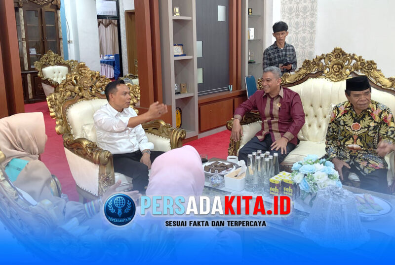 Suasana serius namun hangat dalam pertemuan eksklusif antara rombongan DPRD Kota Bau-Bau dan Bupati Konawe, Yusran Akbar (kiri), di ruang utama Pemkab Konawe, Jumat (12/6/2026). Keduanya sepakat mengerek kerja sama suplai beras sebagai upaya cegah inflasi.