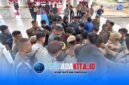 Puluhan mahasiswa HMI Unilaki dan PMII Konawe demo di Kantor Bupati Konawe. Aparat Satpol PP dan Polres Konawe berbaris rapat menghadapi massa demonstran yang mencoba mendekati pintu utama Kantor Bupati Konawe. Suasana tegang namun terkendali.