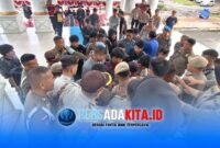 Puluhan mahasiswa HMI Unilaki dan PMII Konawe demo di Kantor Bupati Konawe. Aparat Satpol PP dan Polres Konawe berbaris rapat menghadapi massa demonstran yang mencoba mendekati pintu utama Kantor Bupati Konawe. Suasana tegang namun terkendali.
