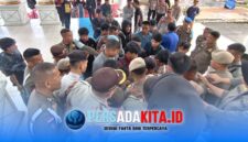 Puluhan mahasiswa HMI Unilaki dan PMII Konawe demo di Kantor Bupati Konawe. Aparat Satpol PP dan Polres Konawe berbaris rapat menghadapi massa demonstran yang mencoba mendekati pintu utama Kantor Bupati Konawe. Suasana tegang namun terkendali.