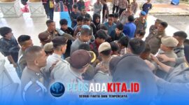 Puluhan mahasiswa HMI Unilaki dan PMII Konawe demo di Kantor Bupati Konawe. Aparat Satpol PP dan Polres Konawe berbaris rapat menghadapi massa demonstran yang mencoba mendekati pintu utama Kantor Bupati Konawe. Suasana tegang namun terkendali.