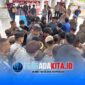 Puluhan mahasiswa HMI Unilaki dan PMII Konawe demo di Kantor Bupati Konawe. Aparat Satpol PP dan Polres Konawe berbaris rapat menghadapi massa demonstran yang mencoba mendekati pintu utama Kantor Bupati Konawe. Suasana tegang namun terkendali.